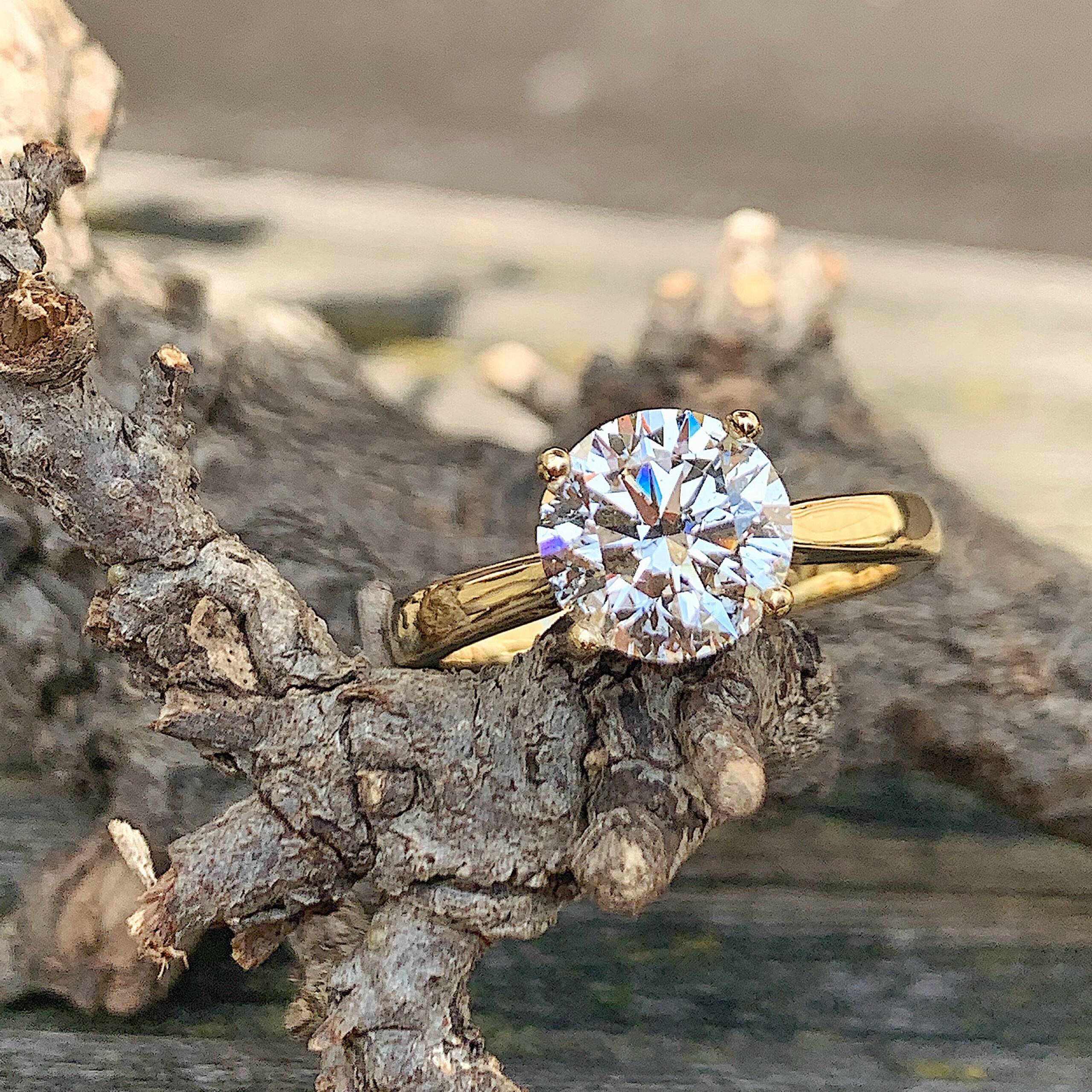 https://milldiamonds.com/wp-content/uploads/2020/05/solitair-ring-verloving-diamant-geelgoud-scaled.jpg
